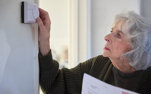 AGS - senior-woman-adjusting-temperature-640x400