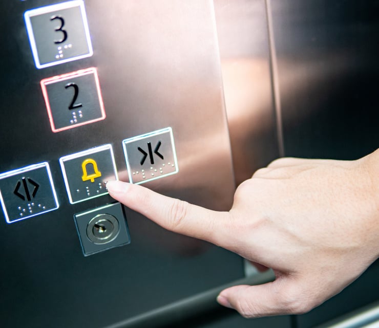 Noodtelefoon in een lift die afhankelijk is van een 2G-netwerk en de verbinding kan verliezen na een netwerkuitfasering.