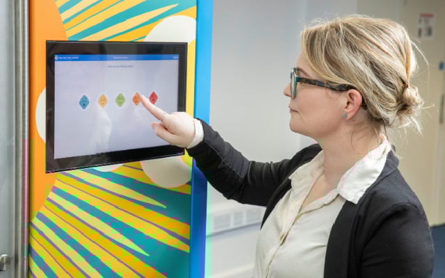Louveteau-écran-interactif-personne-article-image