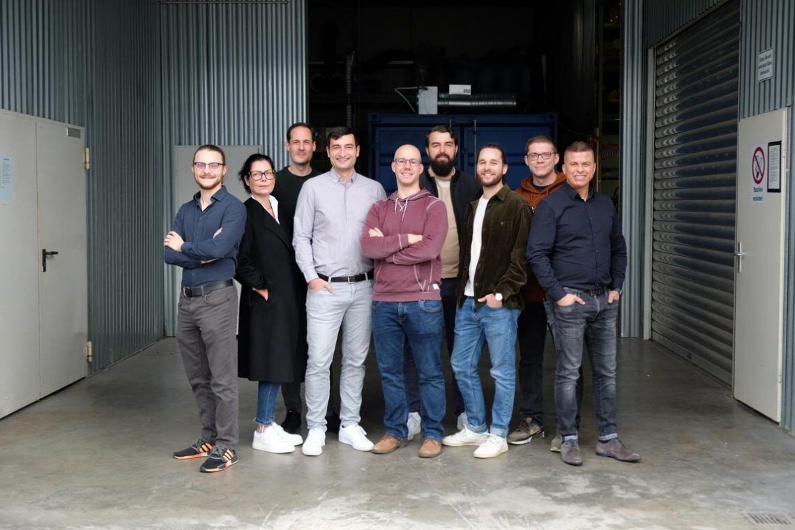 AES_team-1140x760